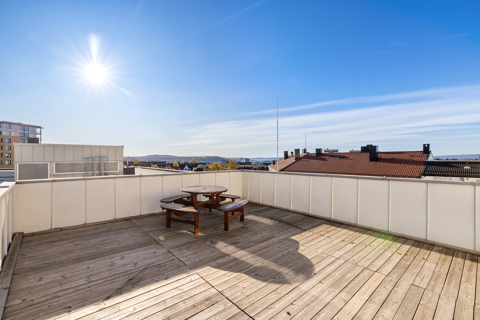 Fantastisk felles takterrasse med sittegruppe. Flott utsikt og gode lys- og solforhold. Galleribilde