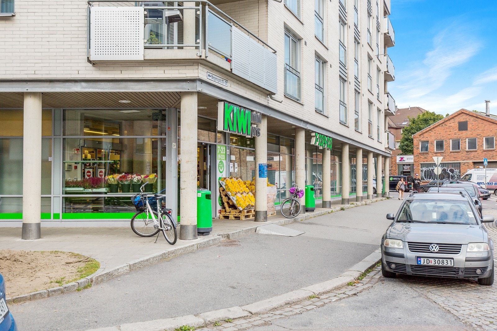 Umiddelbar nærhet til matbutikker. Herunder Kiwi, Rema 1000 og Meny. Galleribilde
