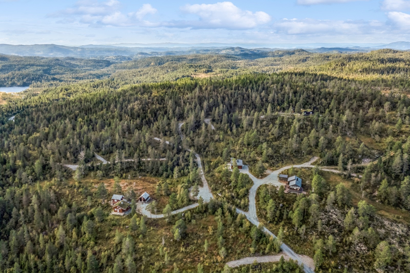 Haukåtjern hyttefelt ligger svært fint til på idylliske Selbustrand i Selbu. Det er sol fra tidlig morgen til godt utpå kvelden på sommerstid. Galleribilde
