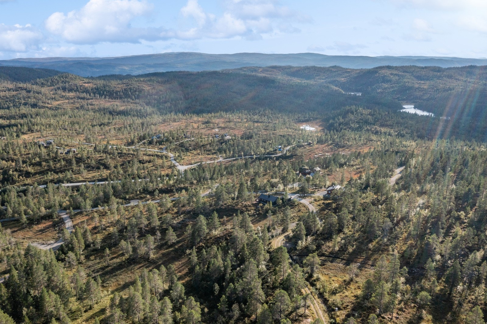 På sommerstid kan du nyte late dager på stranda ved Selbusjøen, gå turer i fjellet eller sykle på de mange oppmerkede turløypene. I tillegg er det uante muligheter for deg som er glad i å prøve fiskelykken, med flere fiskevann i gåavstand fra hytta. Det e Galleribilde