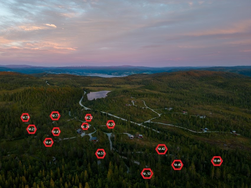 Det legges nå ut 13 hyttetomter i dette flotte hyttefeltet. Tomtene er på ca. 1 mål og fremstår som romslige med god plass til nabotomter. (Markering av tomtene er kun ment som et estimat, avvik vil forekomme) Galleribilde