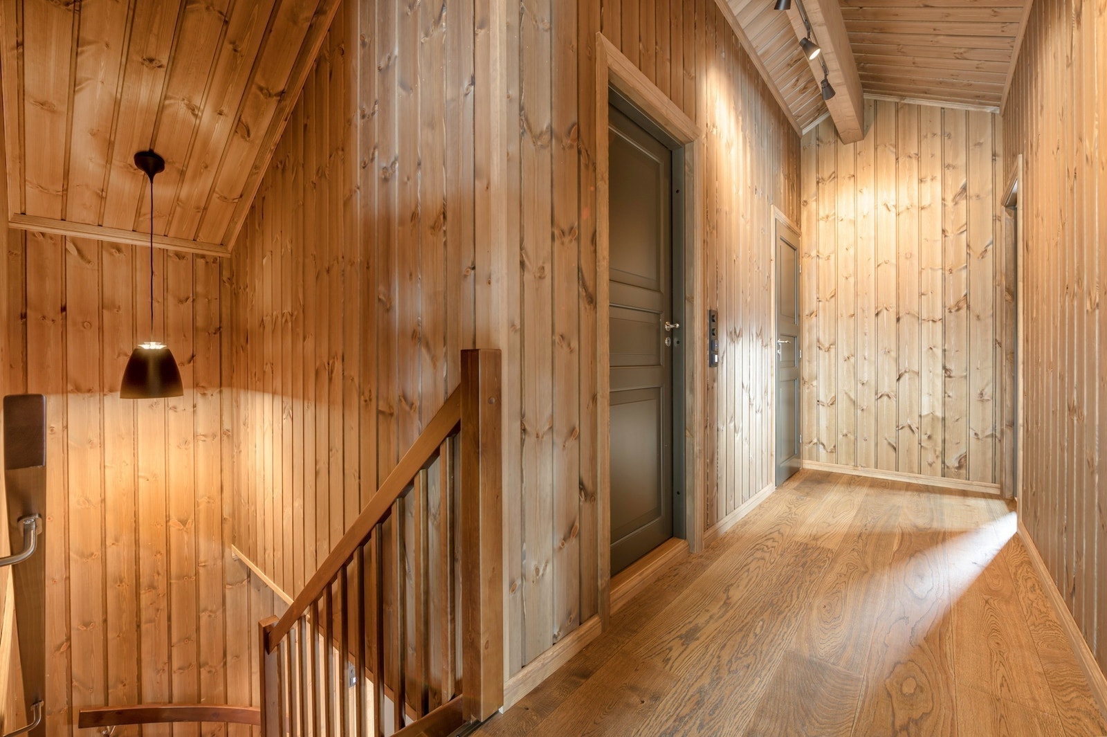 Gang i 2. etg med inngang til 4 soverom, bad og loftstue. Galleribilde