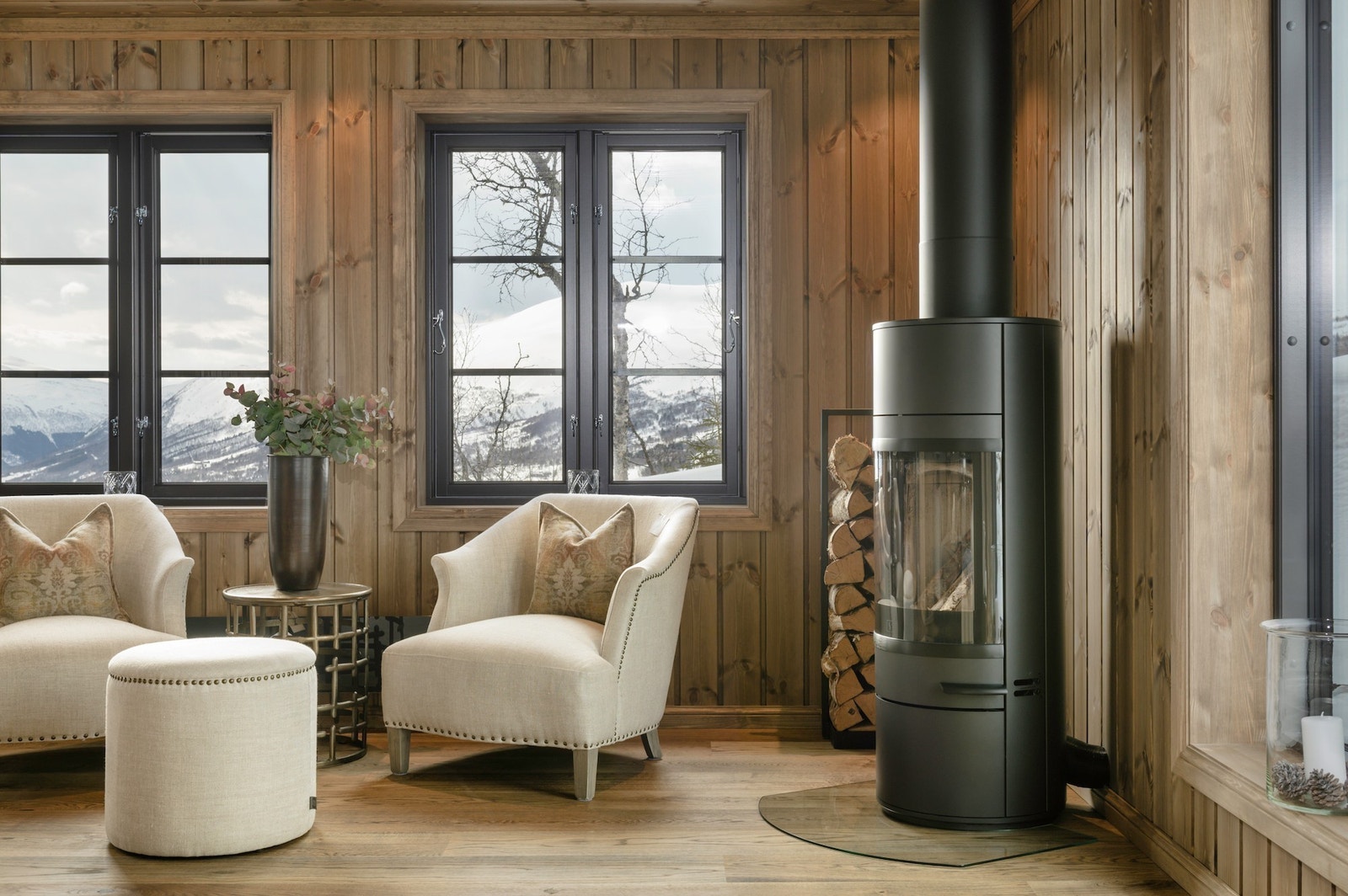 Trivelig atmosfære med peisovn i stuen. Galleribilde