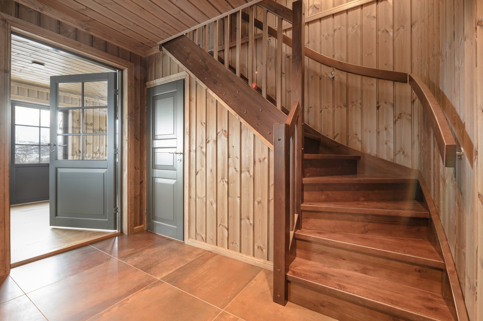 Entre/gang med trapp opp til 2.etg.
Under trappen er det godt med god bodplass. Galleribilde