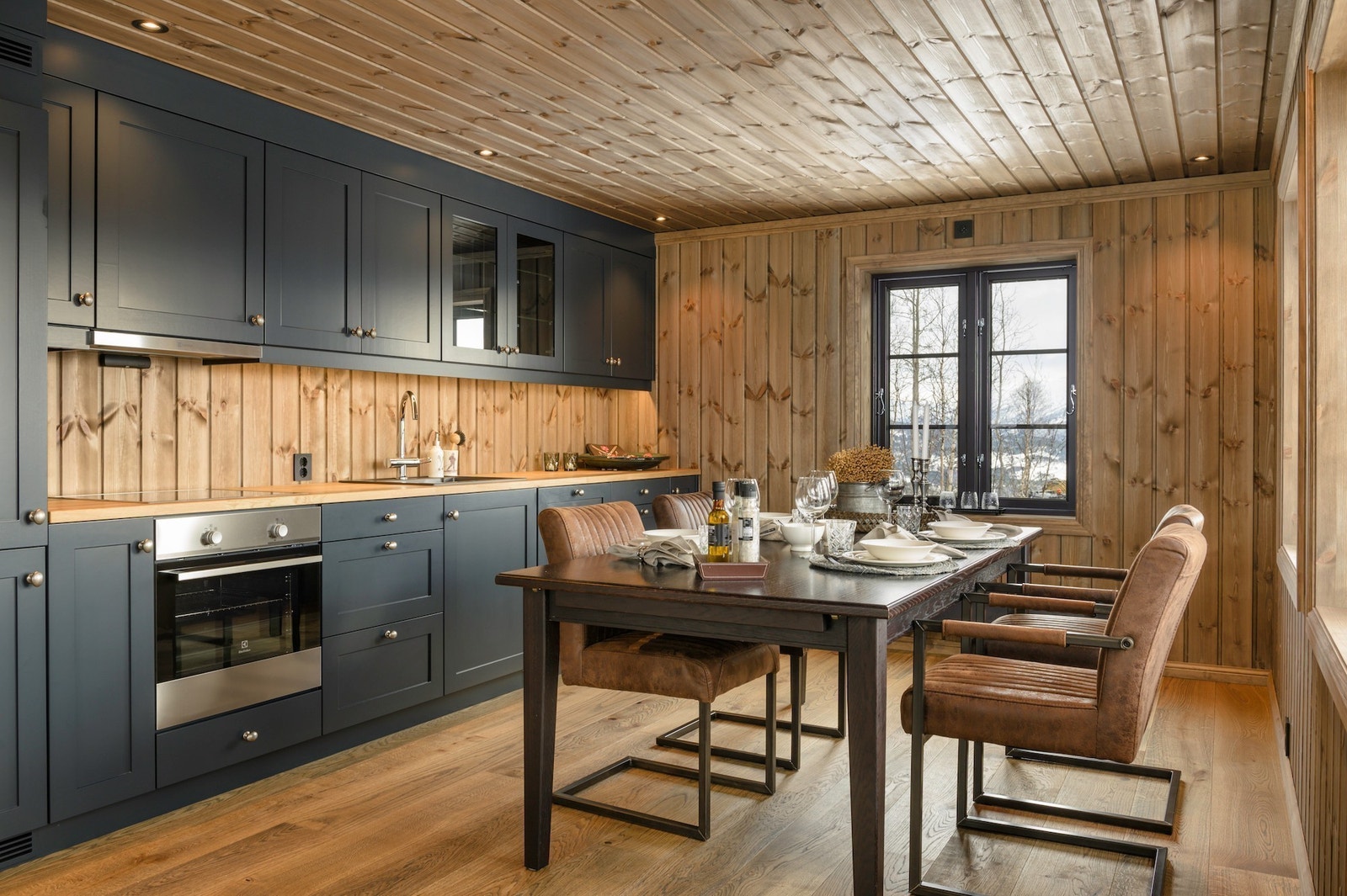 Stort spisekjøkken med god plass til romslig spisebord. Galleribilde