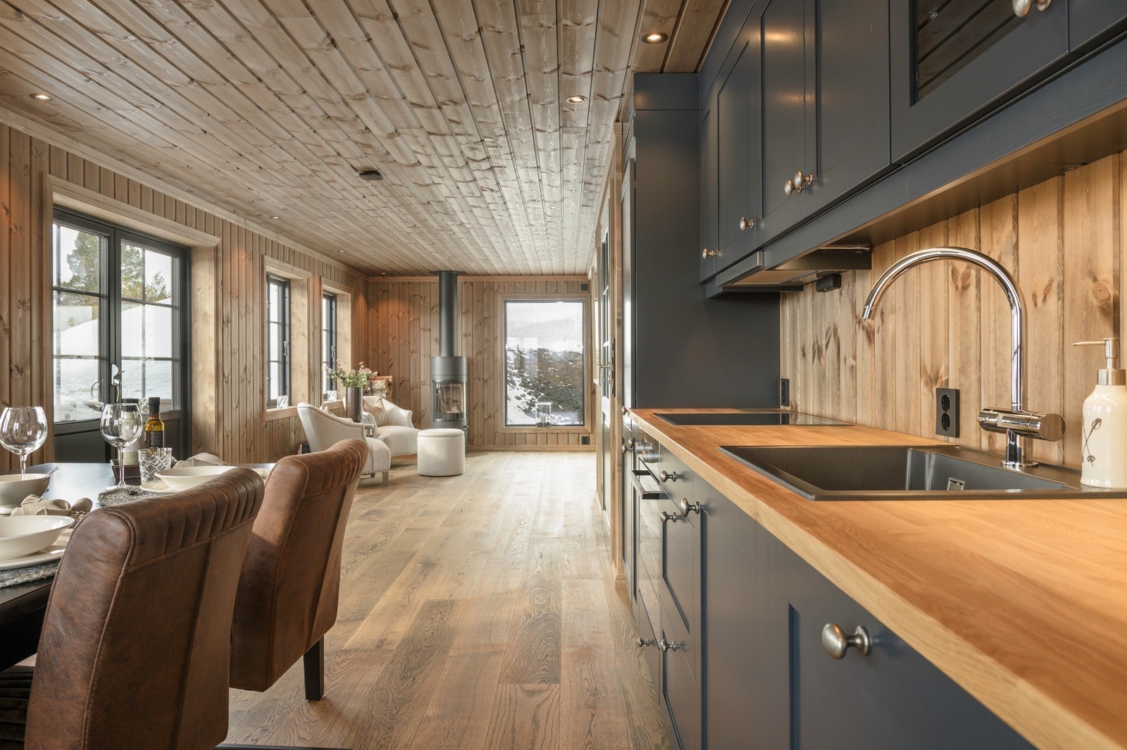 Plassbygd kjøkkeninnredning fra Rennebu Snekkeri. Farge avviker. Galleribilde