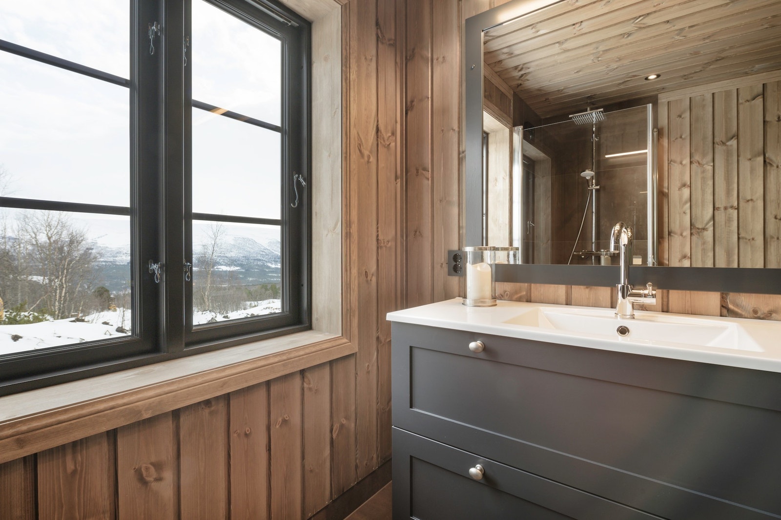 Bad 1. etg med plassbygd innredning fra Rennebu snekkeri. Galleribilde