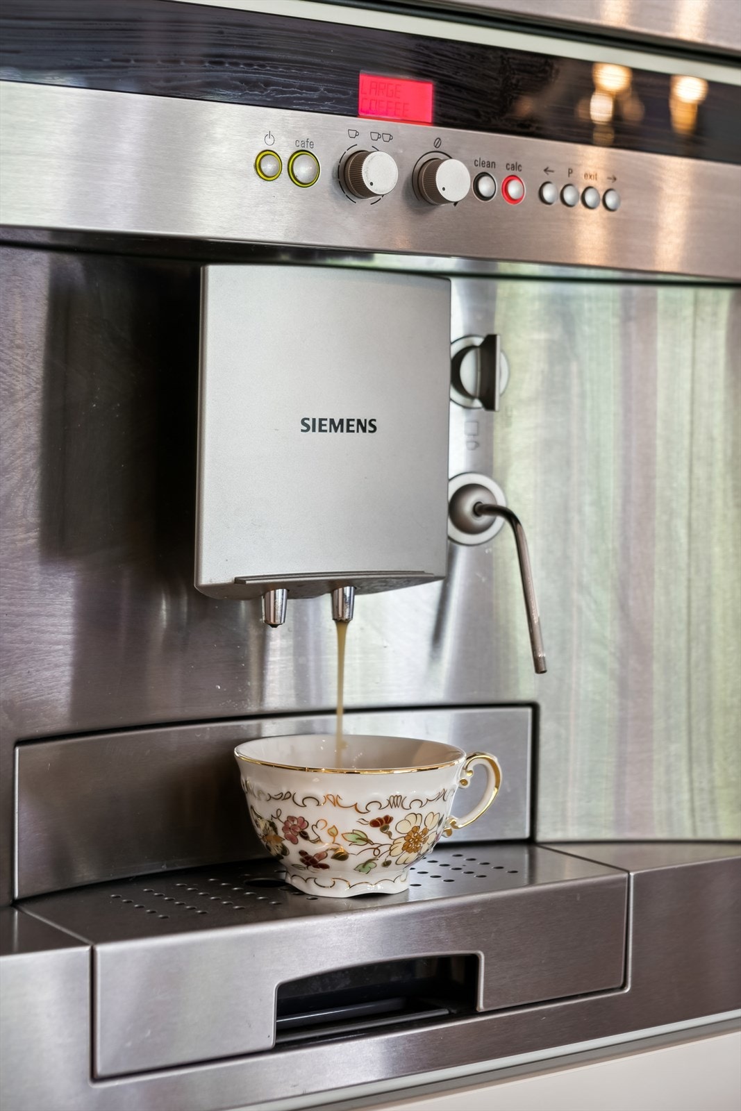 Integrert kaffemaskin i kjøkkeninnredningen. Galleribilde