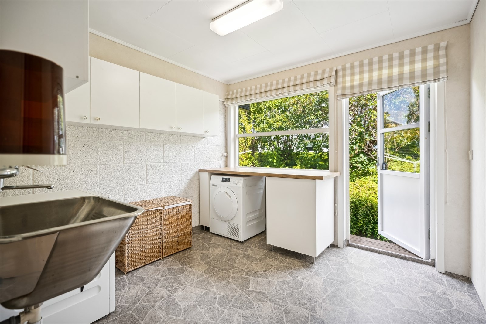 Eget vaskerom med god benke -og skapplass samt plass til tørkestativ. Opplegg for vaskemaskin og tørketrommel. Praktisk med egen inngang når man kommer hjem fra trening. Galleribilde