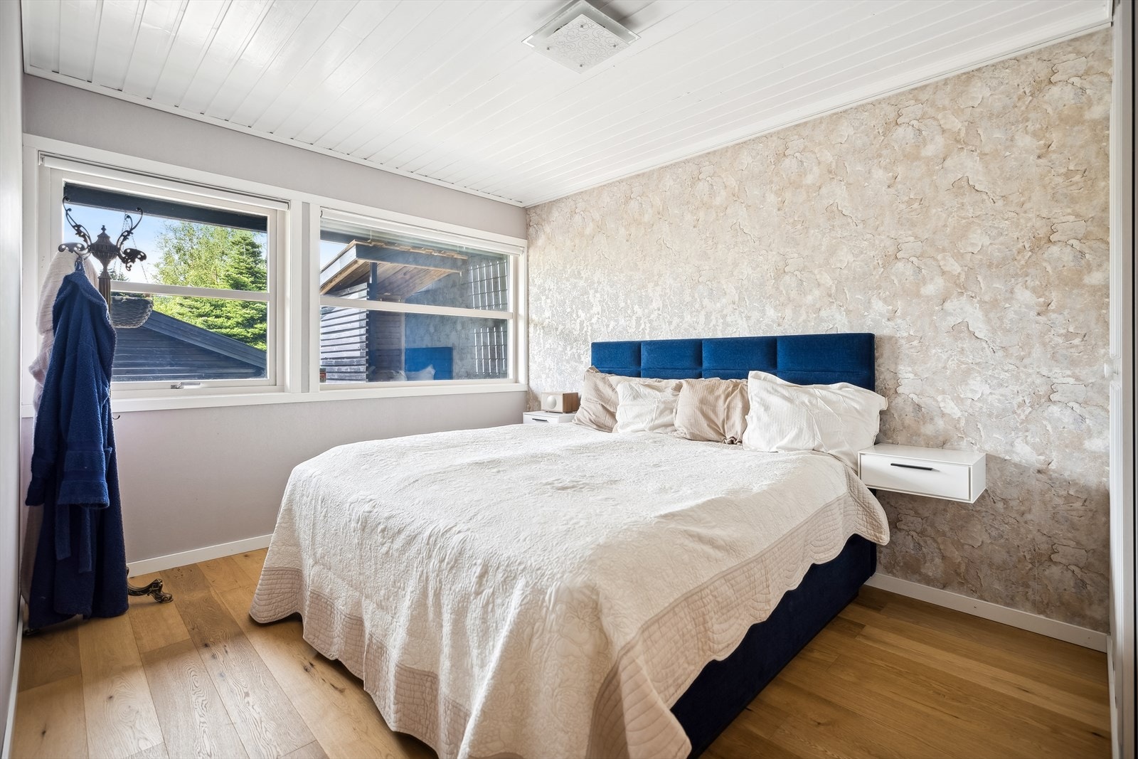 Hovedsoverommet med egen walk-in garderobe som tar deg videre til badet. Galleribilde