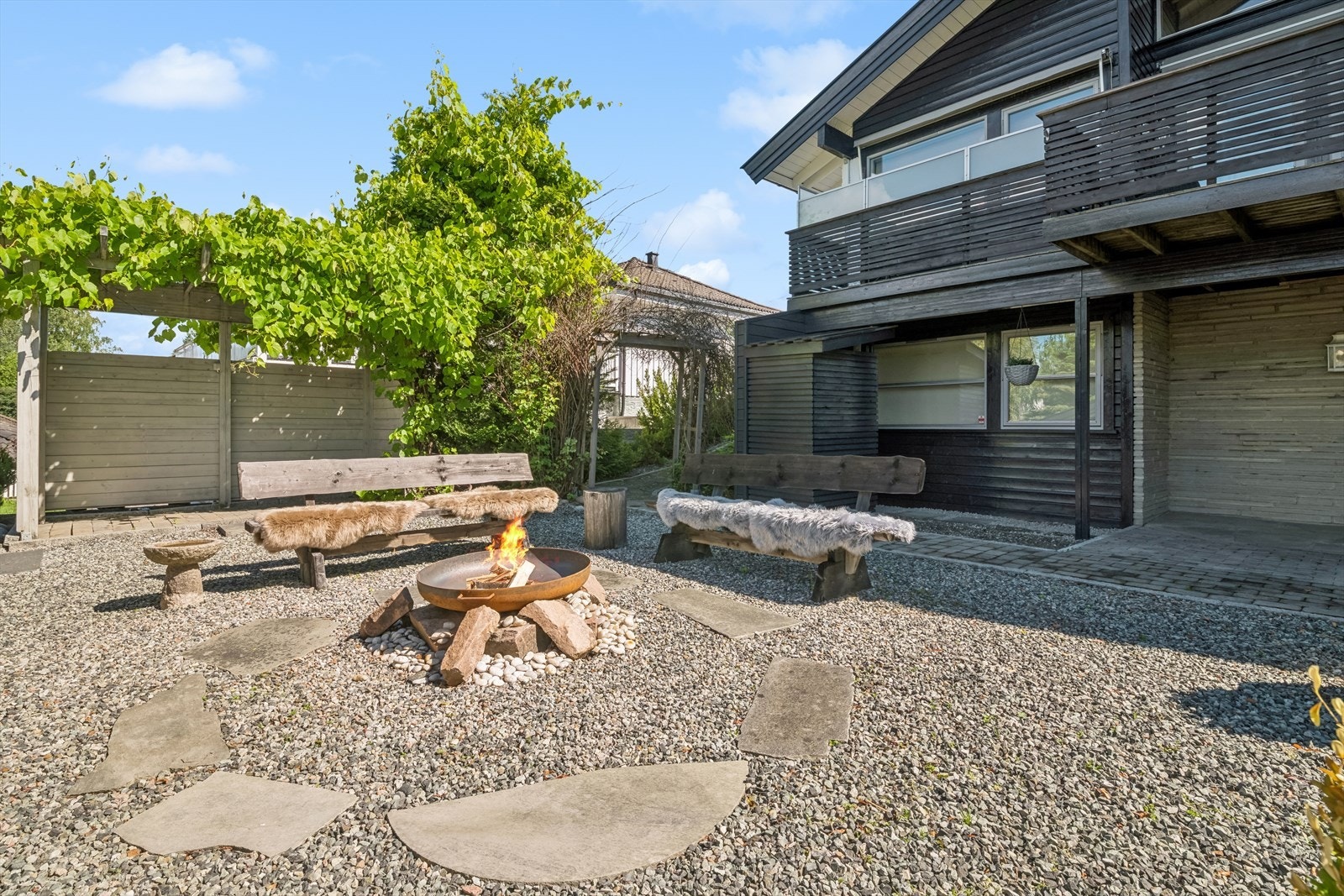 Koselig bålplass pent opparbeidet med bålpanne og steinheller, for hyggelige kvelder med marshmallows og kakao. Galleribilde