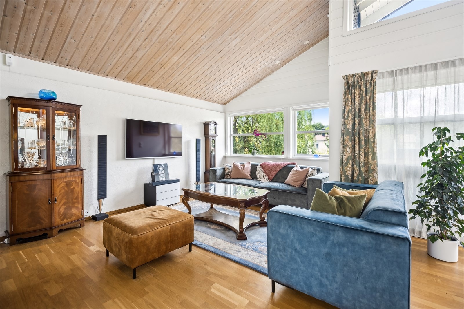 Stuen legger fint opp til egne soner for spisestue, TV-stue. Galleribilde