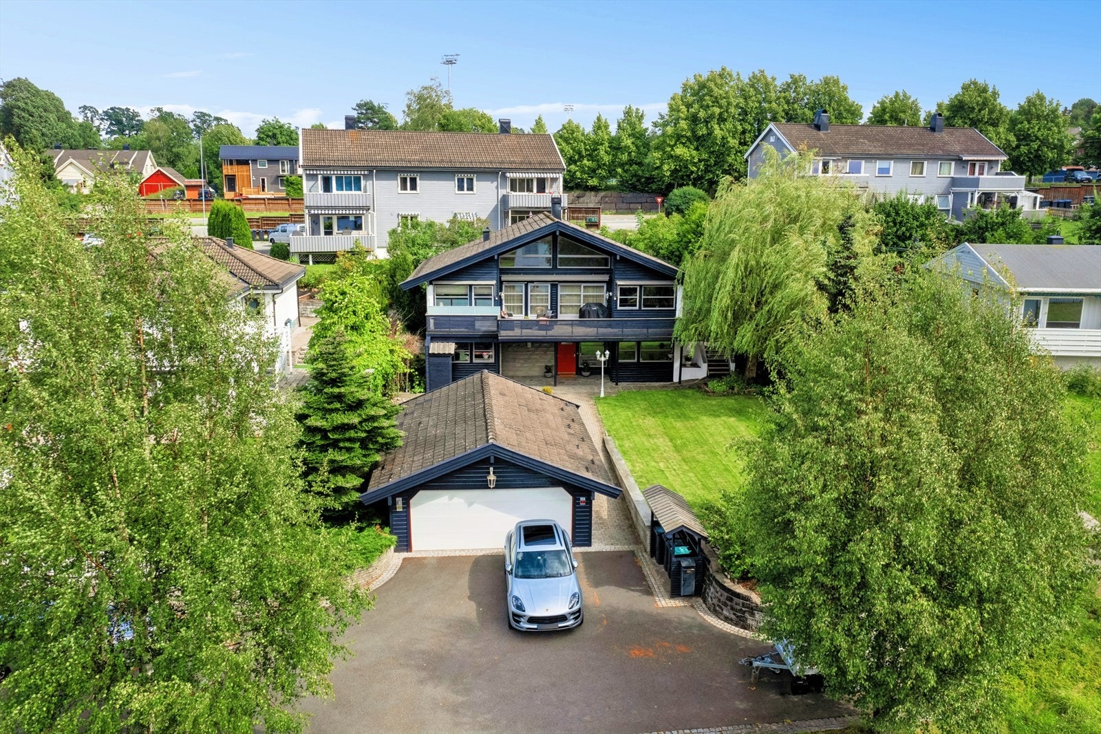 Vestvendt tomt, bestående av dobbel garasje, eneboligen og drivhus. Tomten er meget pent opparbeidet med gressplen, steinmurer og brostein. Virkelig gjennomført! Galleribilde