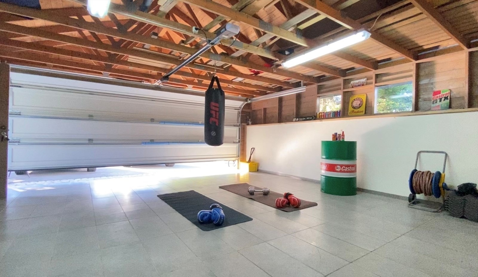 Elektrisk portåpner. Kan enkelt benyttes som treningsrom, da det er mange parkeringsplasser rett utenfor garasjen. Galleribilde