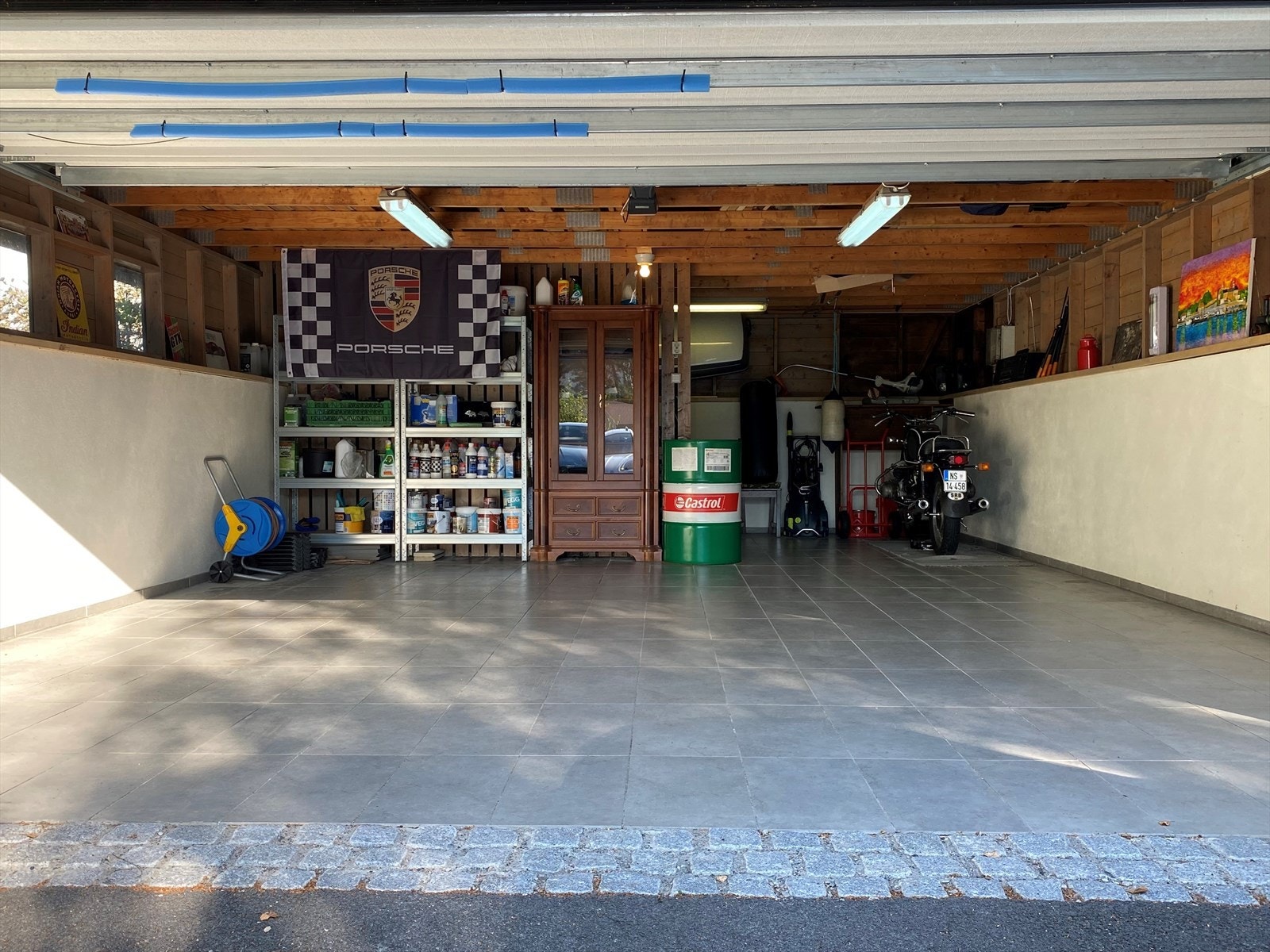 Stor dobbelgarasje med lagring i bakkant Galleribilde