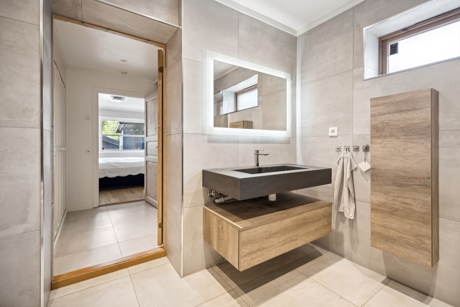 Bad i underetasje. Fornyet i 2016 med egen inngang fra hovedsoverom via Walk-in garderobe. Galleribilde