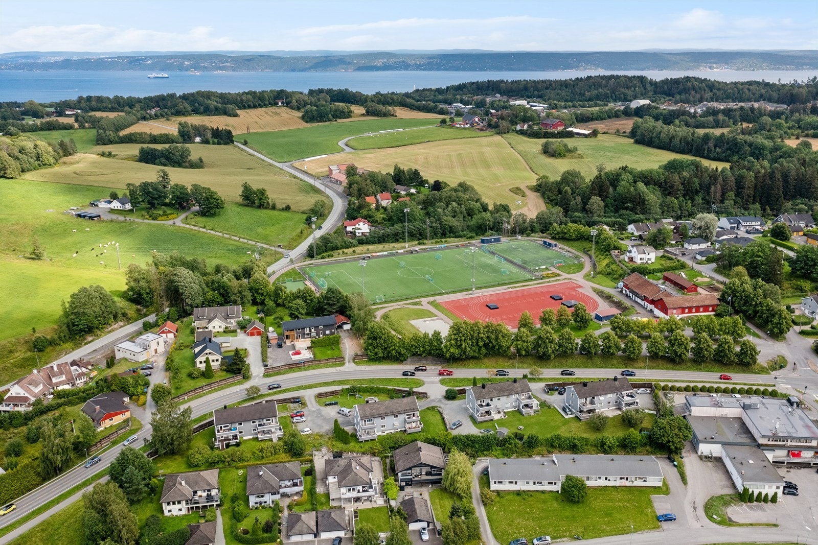 Idrettsanlegg og marka med flotte turmuligheter sommer som vinter. Galleribilde