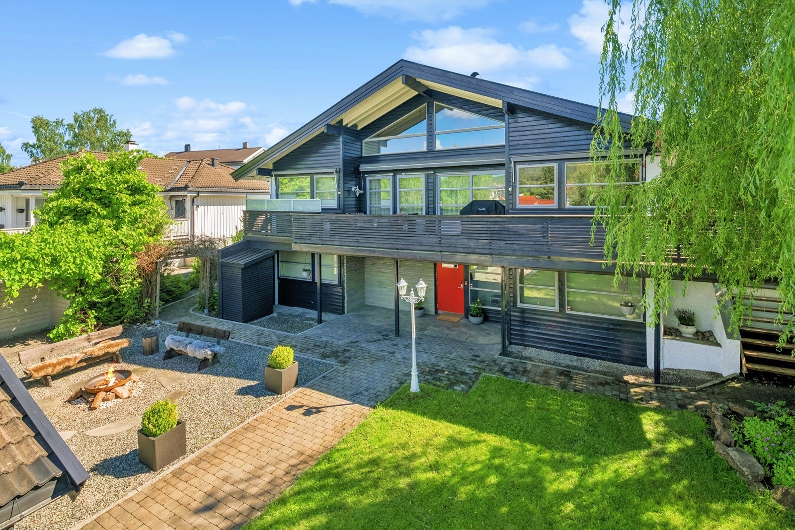 Sverre Nielsen har gleden av å presentere Skoleveien 35! Lekker og innholdsrik arkitekttegnet enebolig, med sentral beliggenhet i Heggedal. Galleribilde