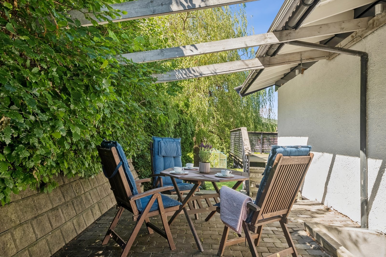 Eiendommen byr på flere uteplasser. Galleribilde