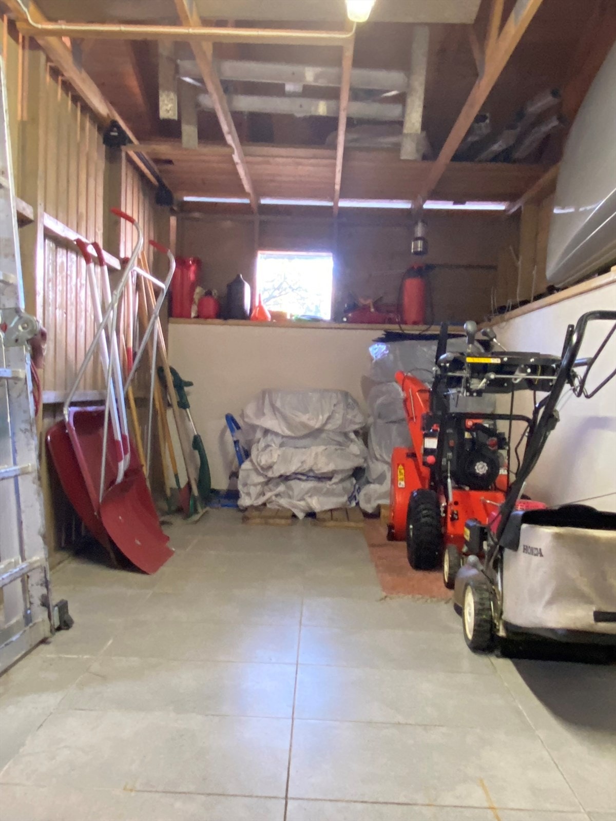 Romslig lagringsplass innerst i garasjen slik at det er plass til gressklippere, snøfresere, sykler etc selv om det er to biler i garasjen Galleribilde