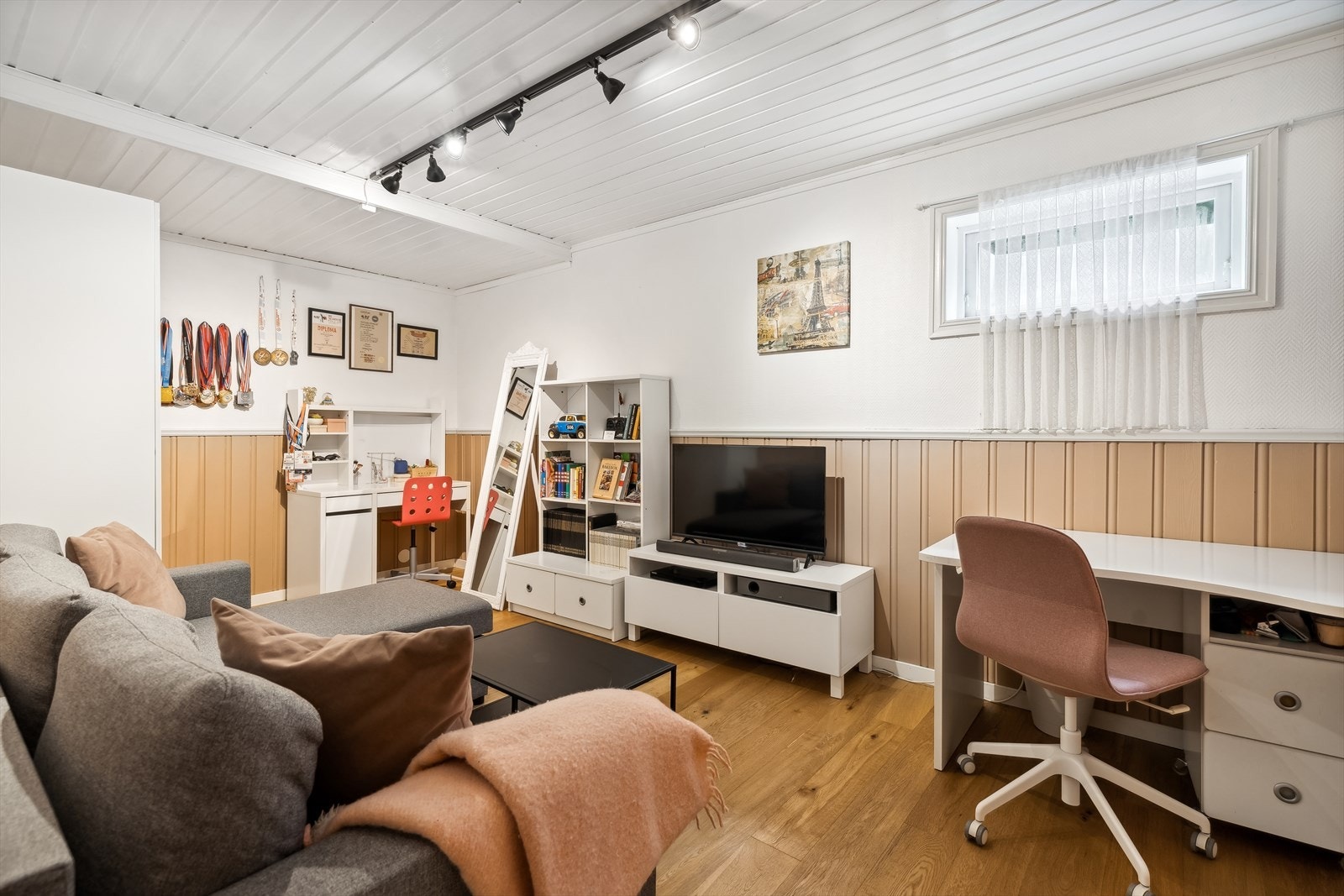 Innredet soverom i underetasjen. Dette rommet er ikke godkjent for varig opphold. Se pkt ferdigattest. Galleribilde