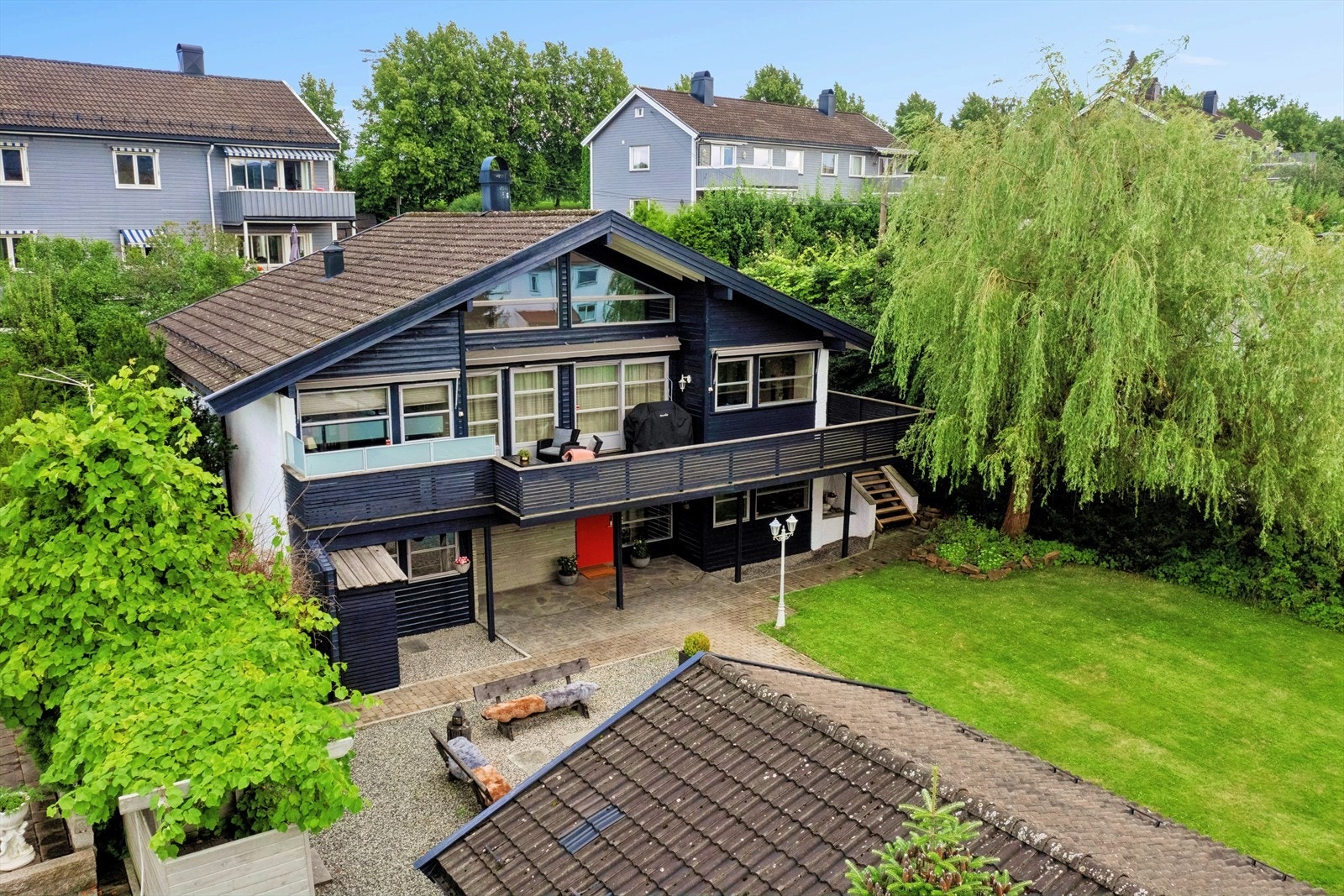 Boligen er svært innholdsrik og strekker seg over to plan. Galleribilde