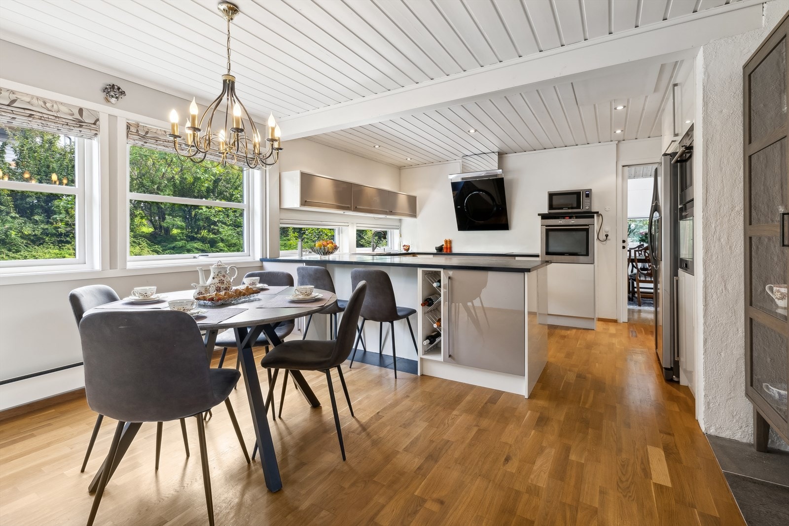 Adskilt kjøkken med romslig spiseplass. Galleribilde