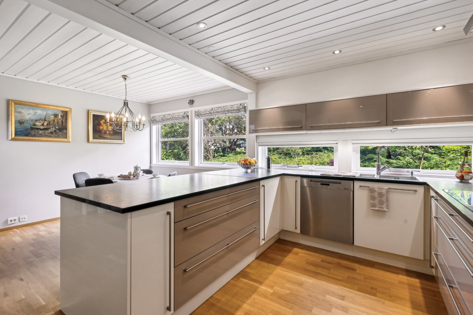 Naturlig lys gjennom store vindusflater. Galleribilde