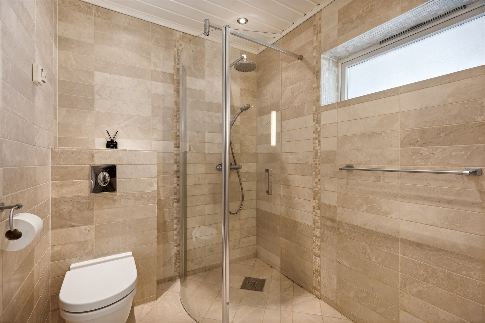 Veggmontert toalett og armatur til dusj. Galleribilde