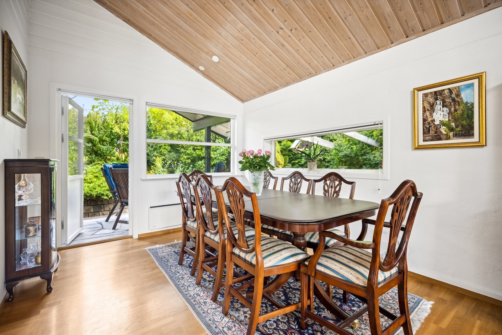 Utenfor spisestuen er det en solfylt terrasse hvor morgenkaffen/frokosten kan nytes utendørs. Galleribilde