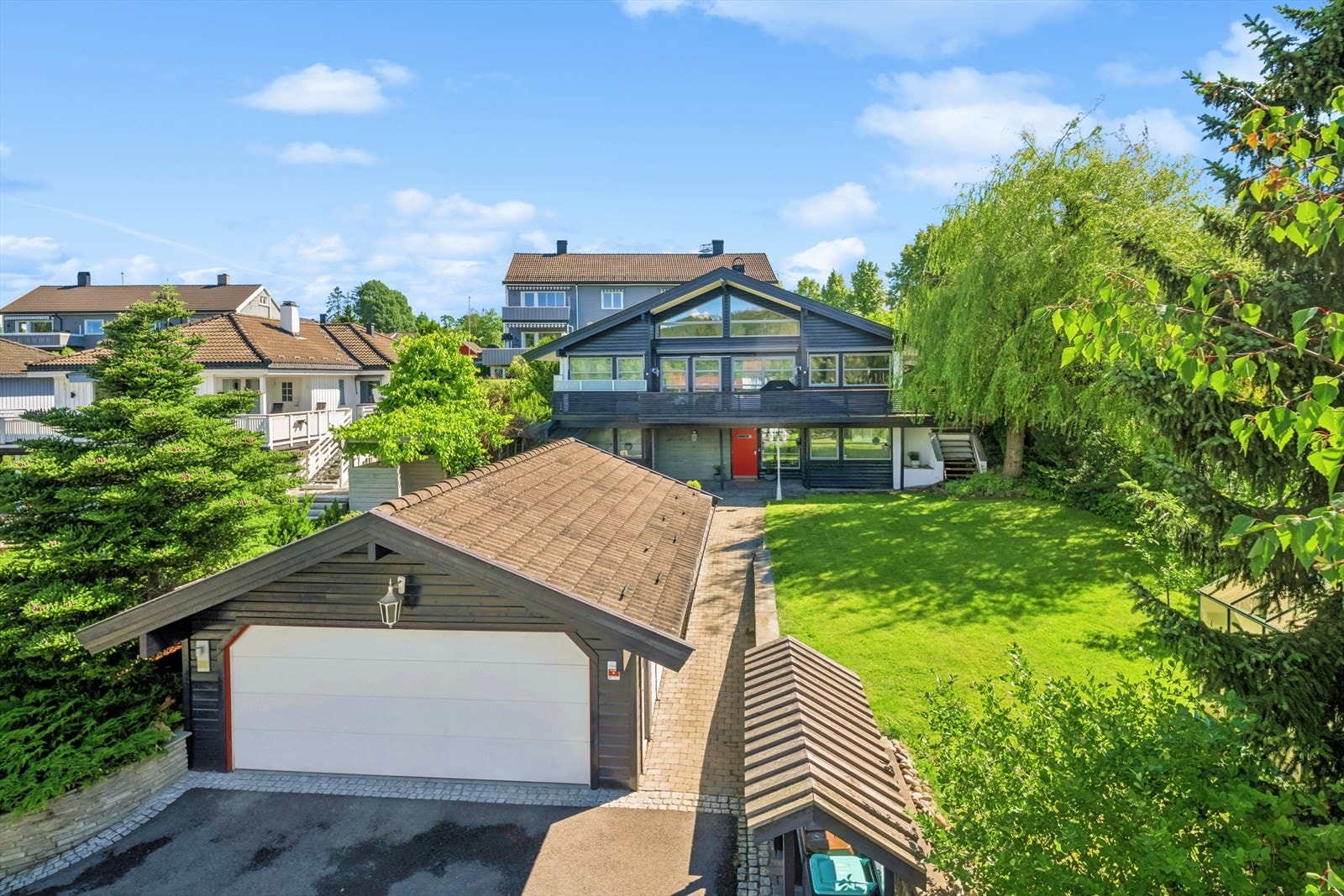 Tomten vender mot vest og har gode solforhold hele dagen. Galleribilde