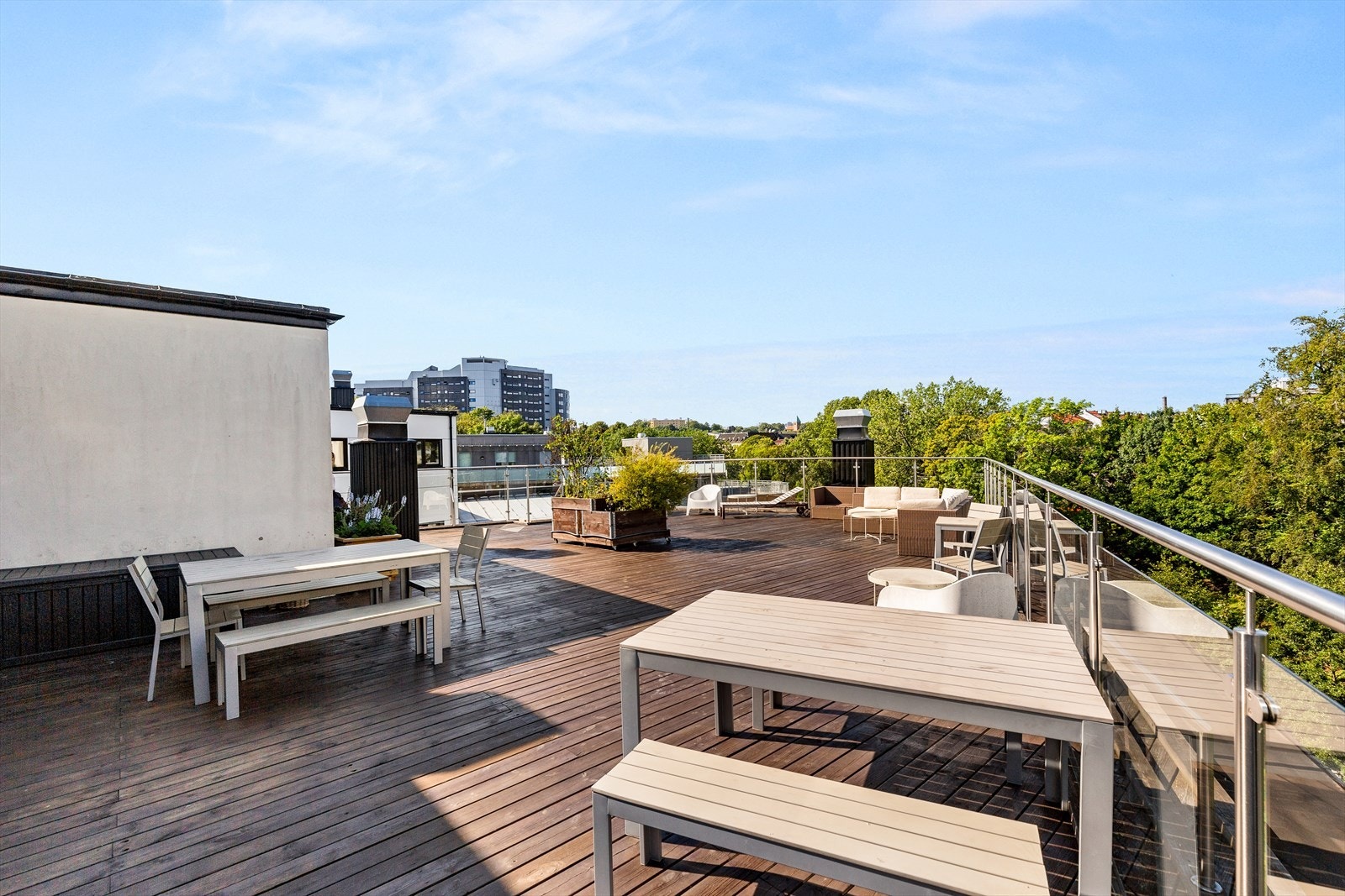 Tar du heisen til øverste etasje, venter denne store og fine takterrassen på deg. Galleribilde