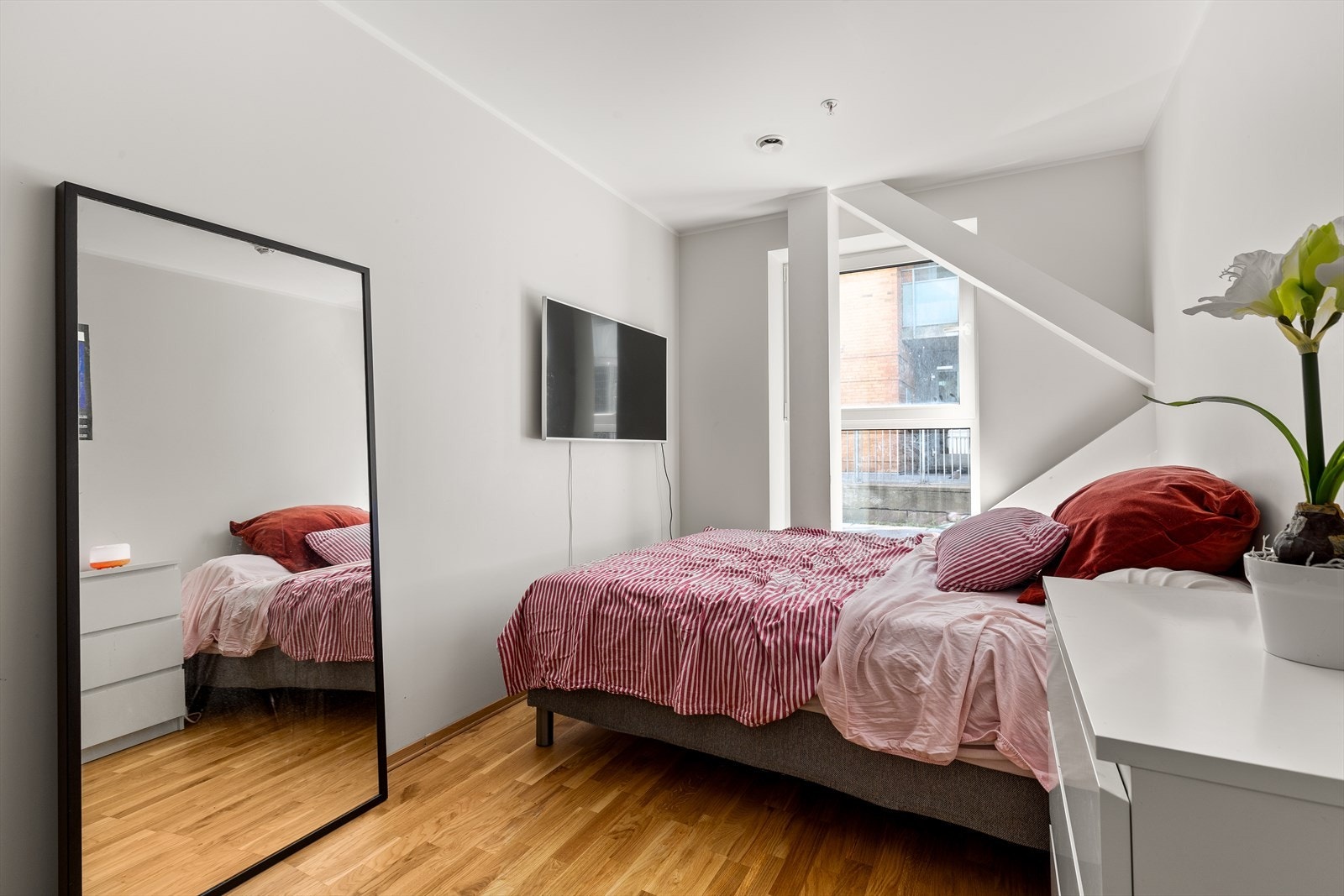 Soverom med god plass til dobbeltseng og nattbord. Galleribilde