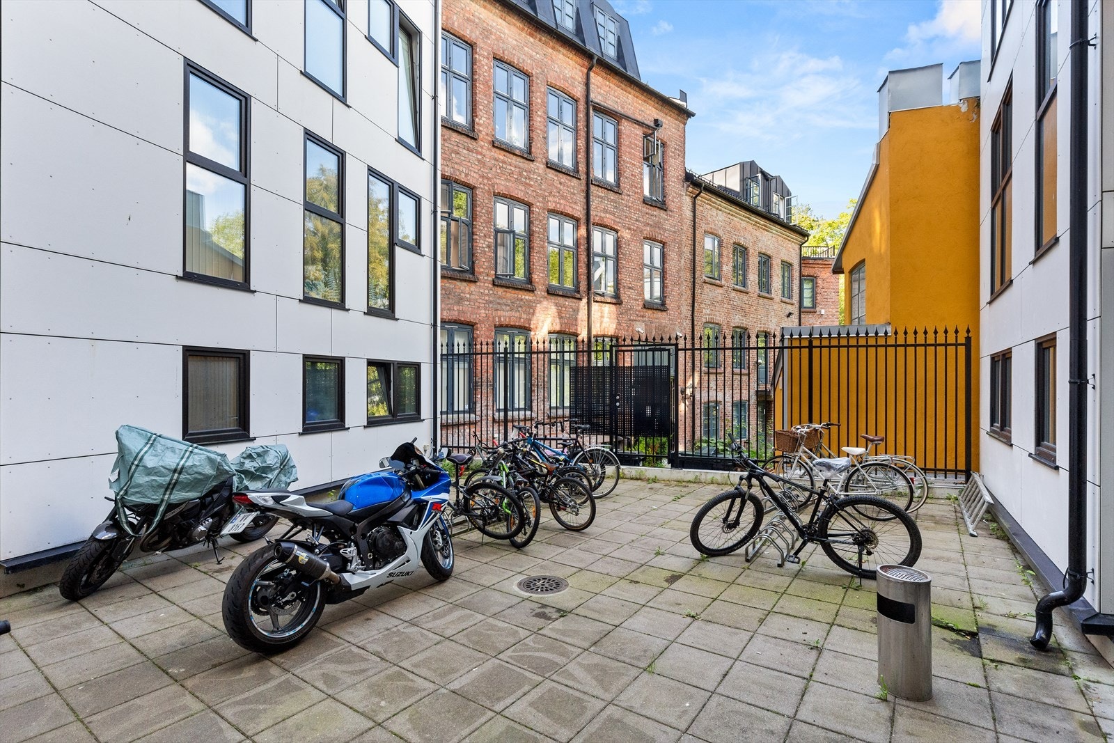 Sykkelparkering i bakgården. Galleribilde