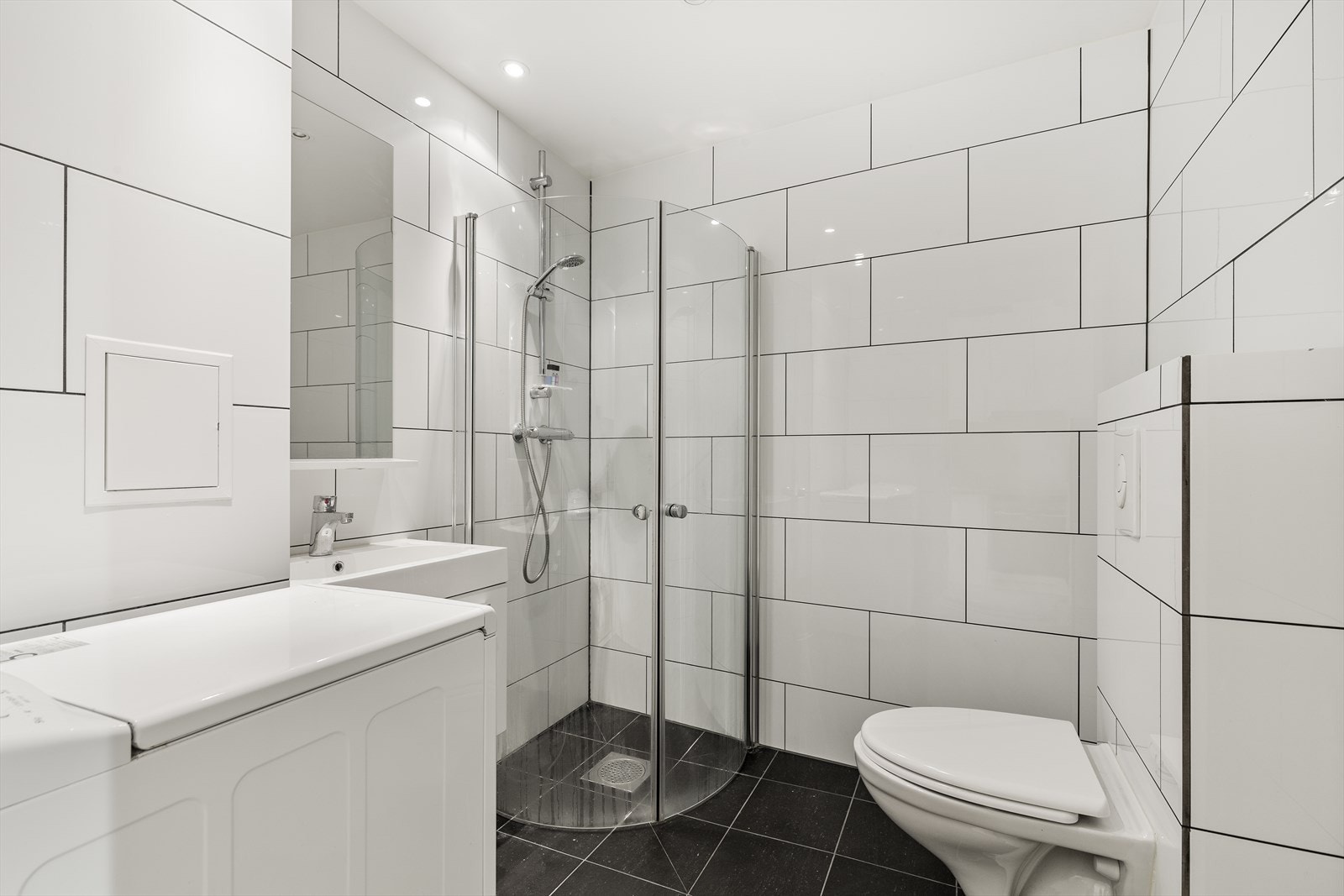 Flott og praktisk bad med alt man trenger. Galleribilde