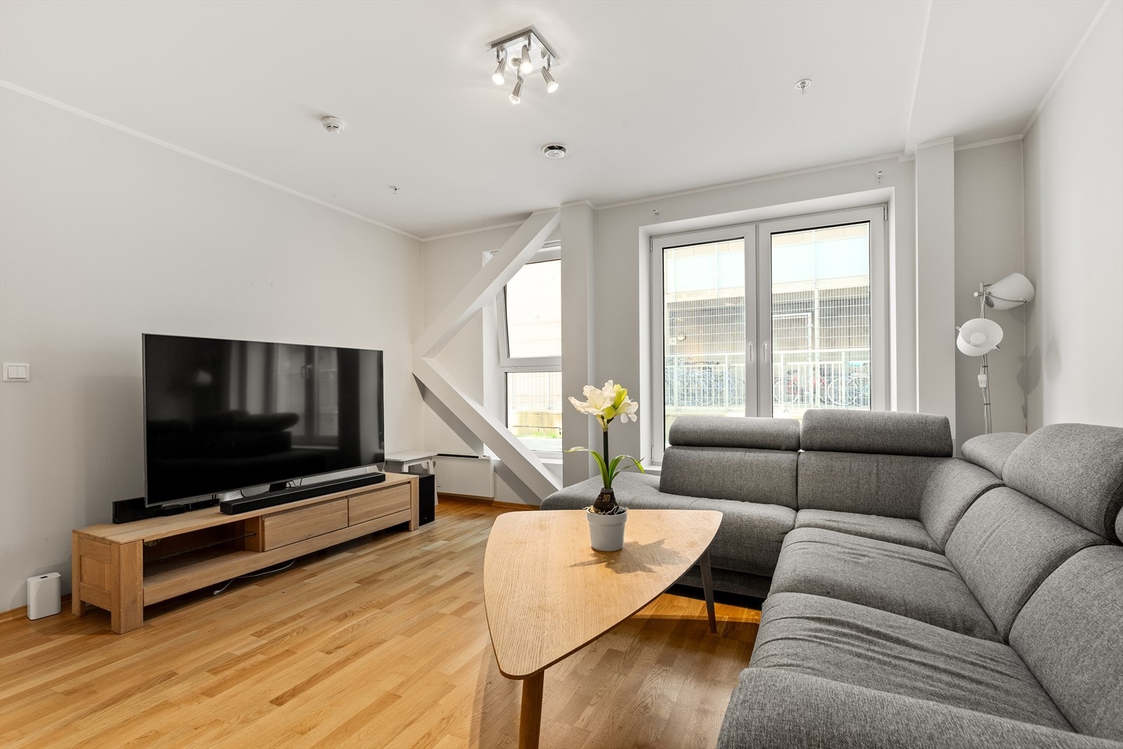 God plass til stor sofa og TV. Galleribilde