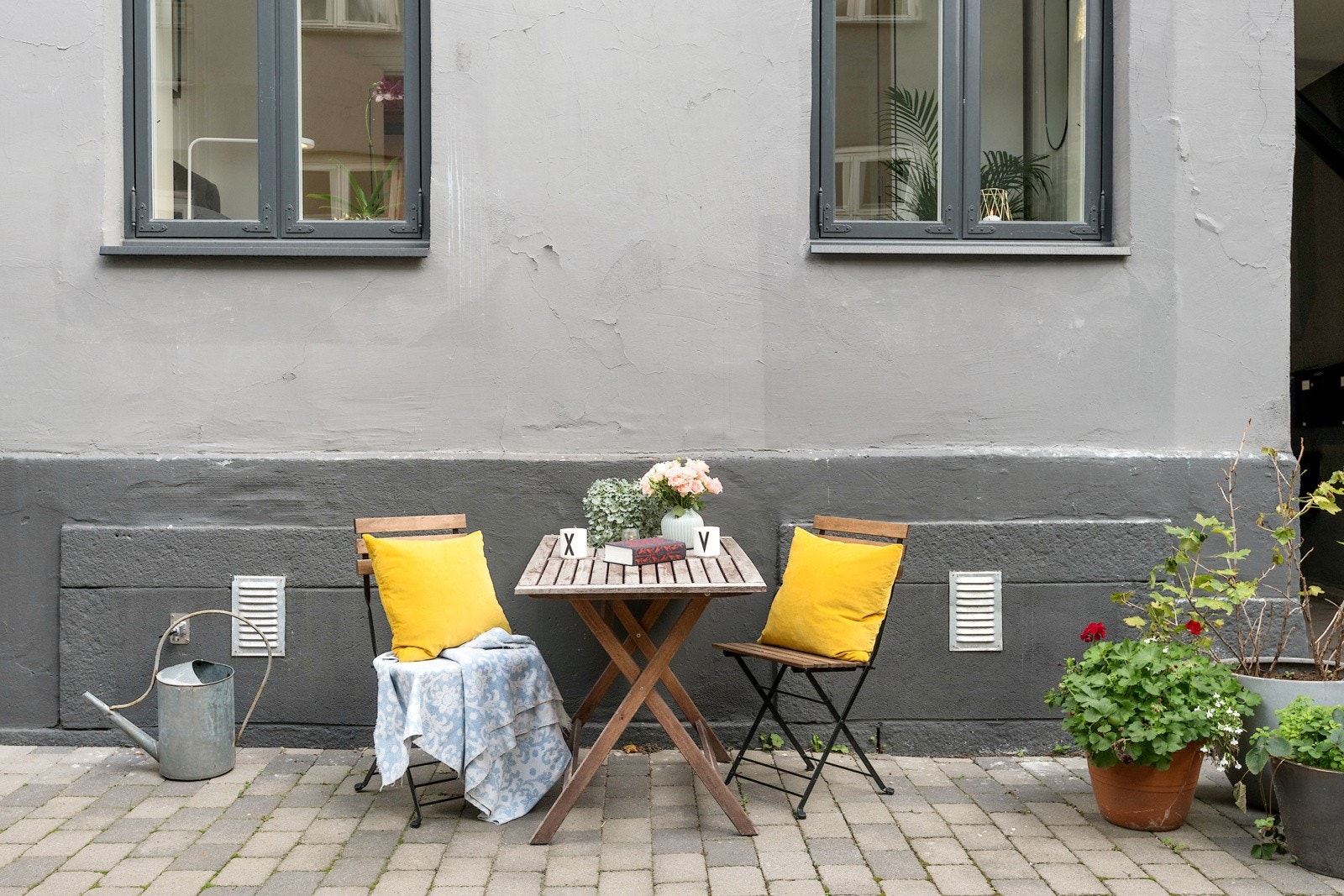 - I felles gårdsrom er det flere sittegrupper til fri benyttelse for beboerne - Galleribilde