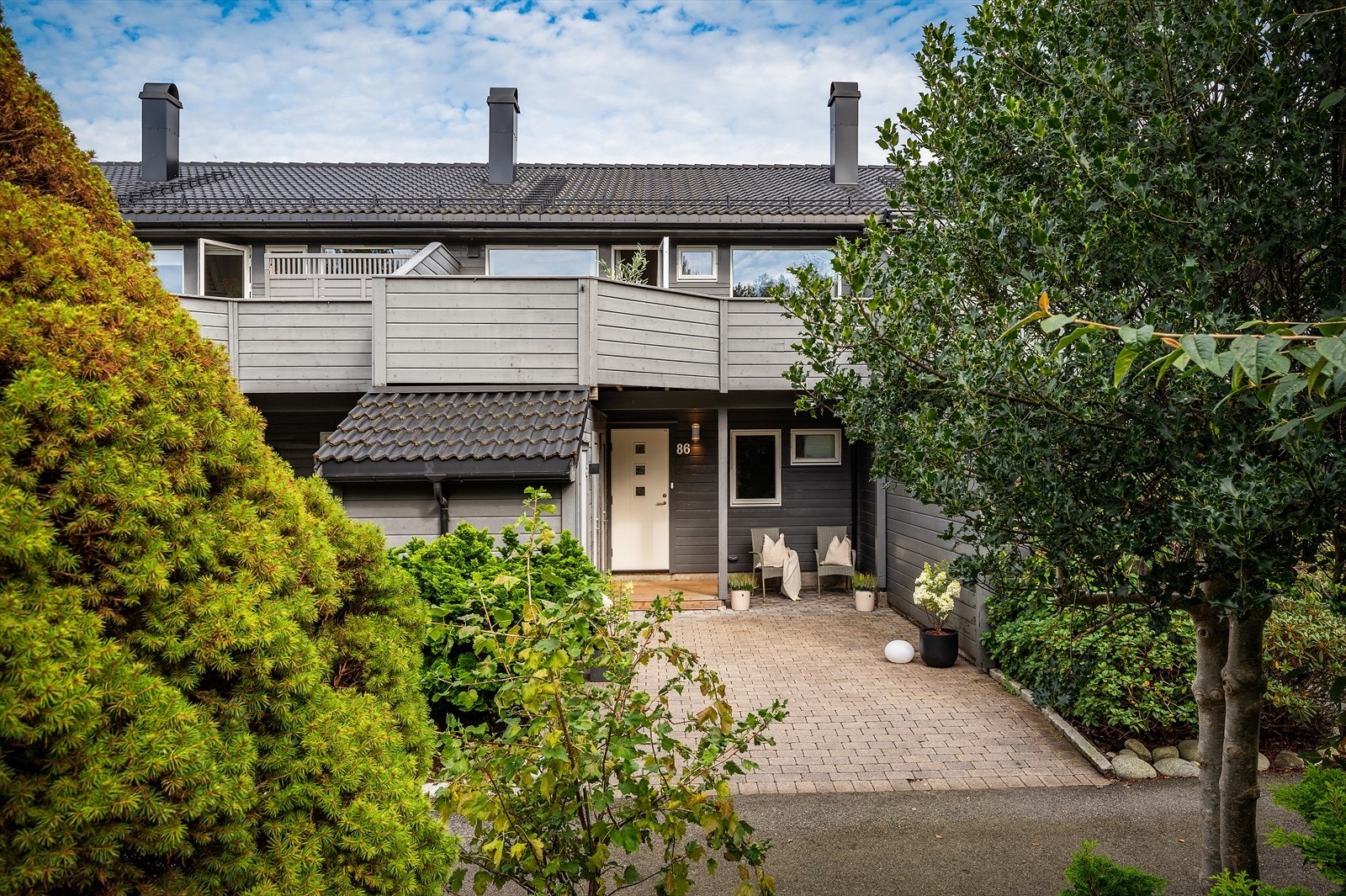 - Noe av det selger har satt aller størst pris på er det fantastiske naboskapet i rekken, og det gode bomiljøet generelt i borettslaget - Galleribilde