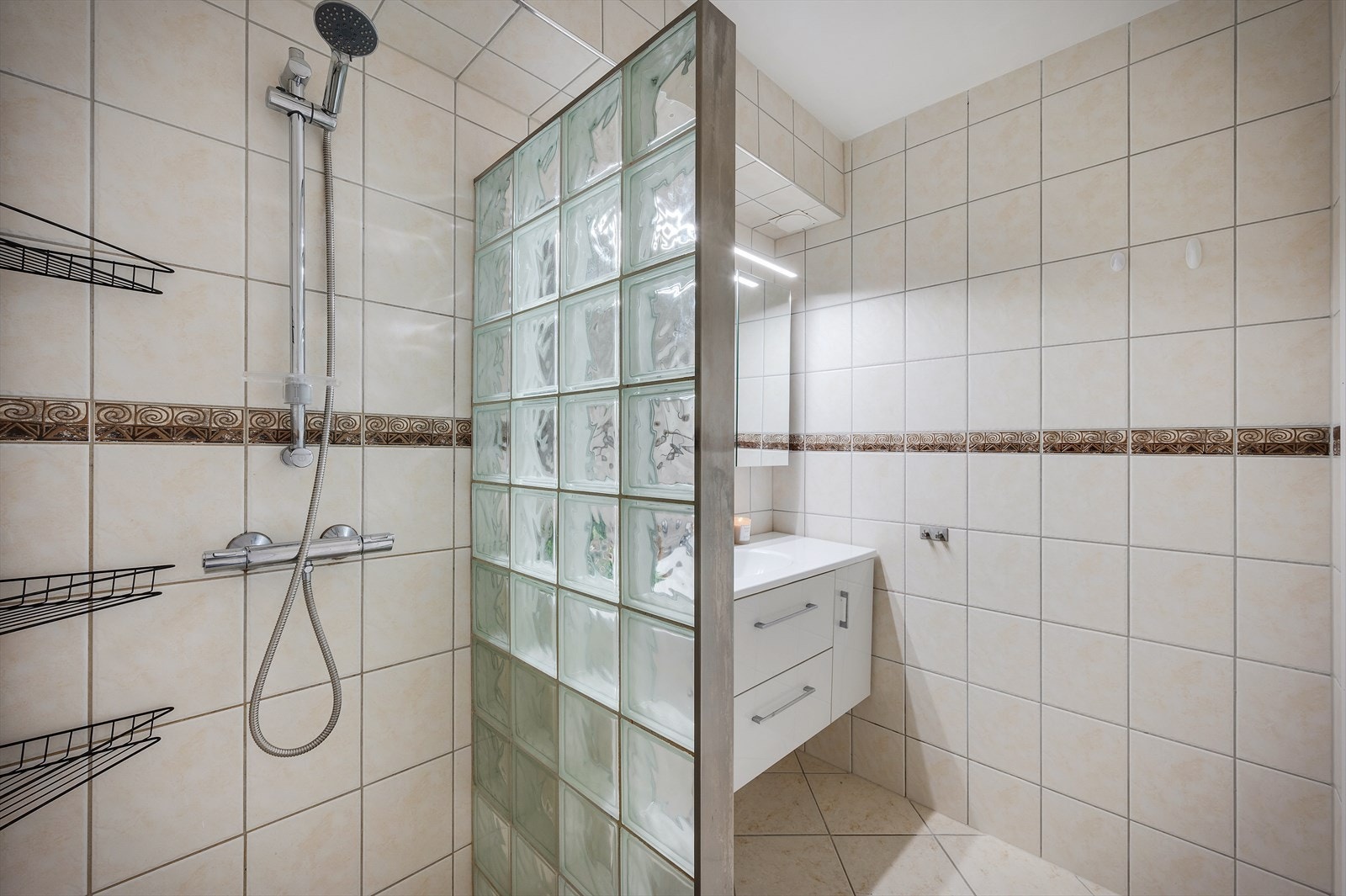 - Et praktisk og funksjonelt baderom - Galleribilde