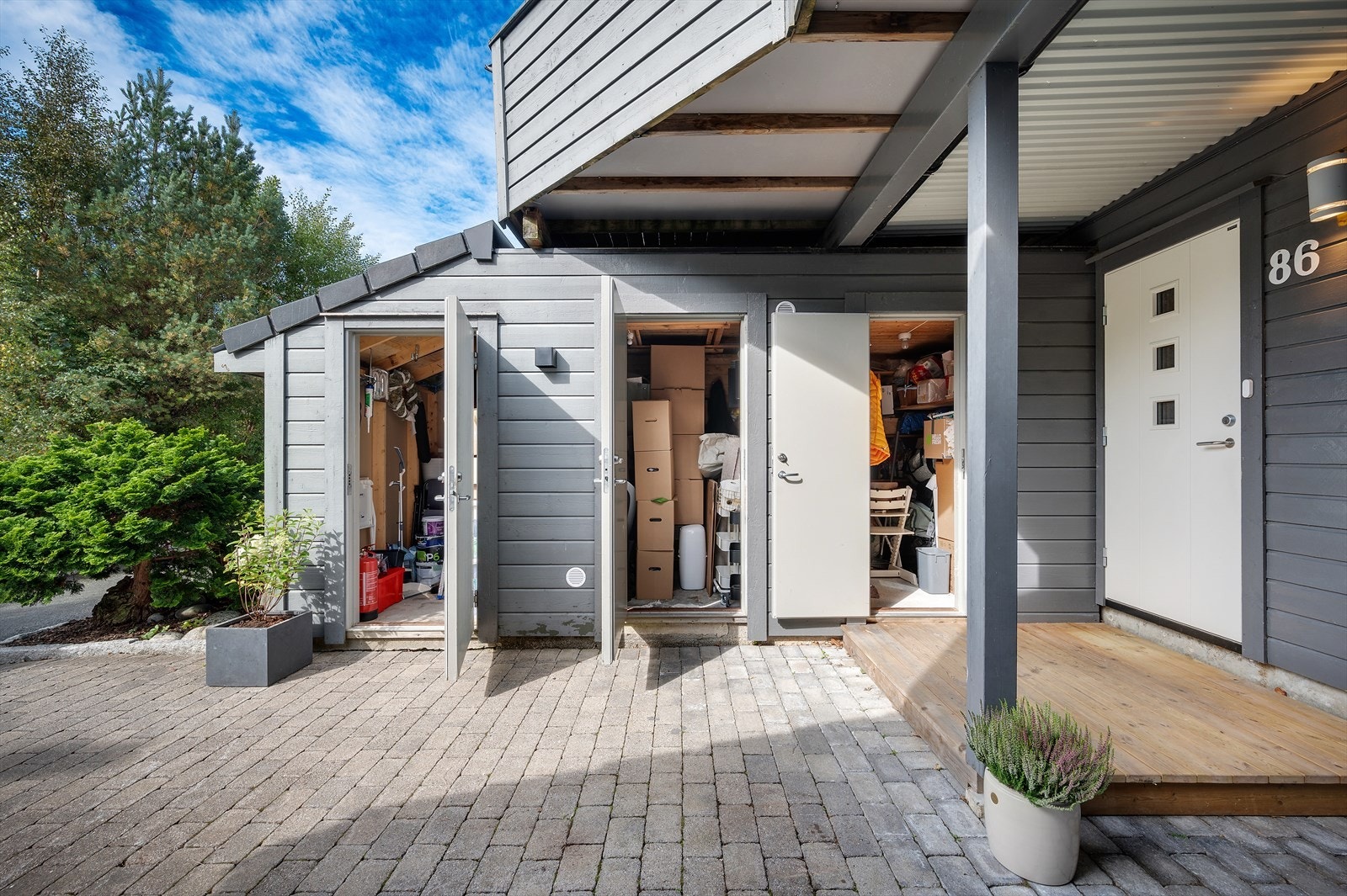 - 3 utvendige boder ved inngangspartiet - svært praktisk for ekstra oppbevaring - Galleribilde