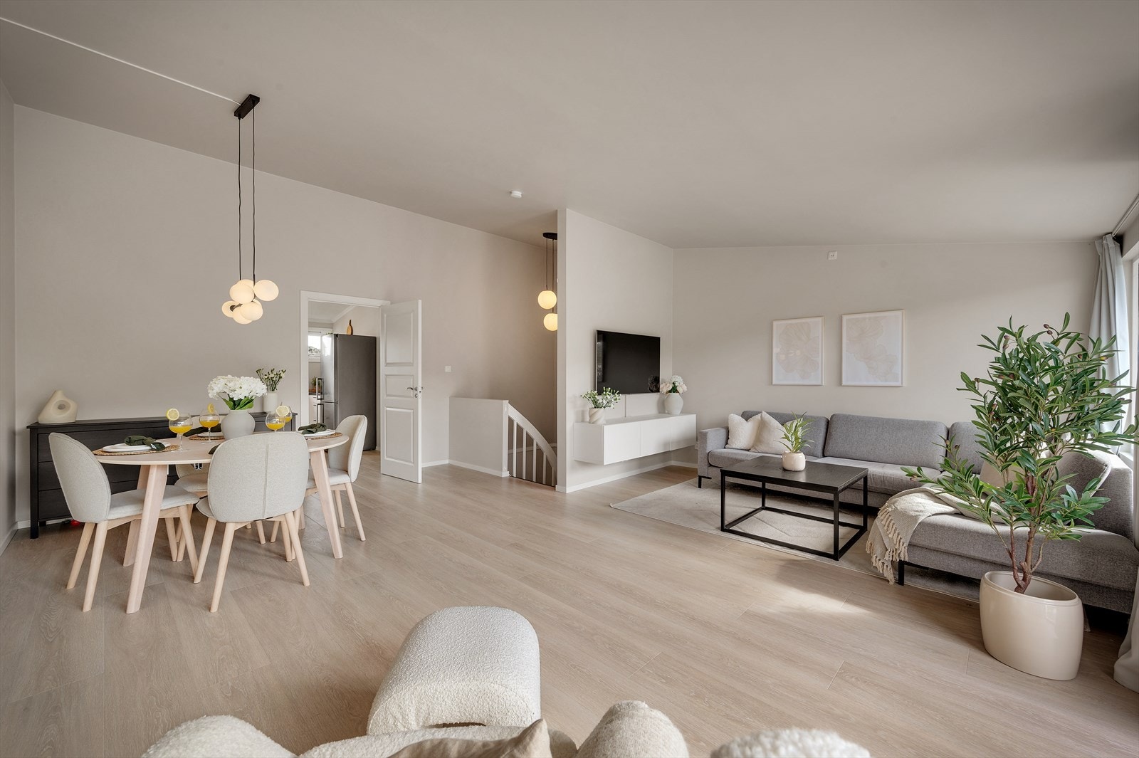 - I 2024 ble samtlige gulv i 2. etasje byttet til en gjennomgående lik laminat, noe som sørger for en rød tråd og et nydelig helhetsinntrykk - Galleribilde