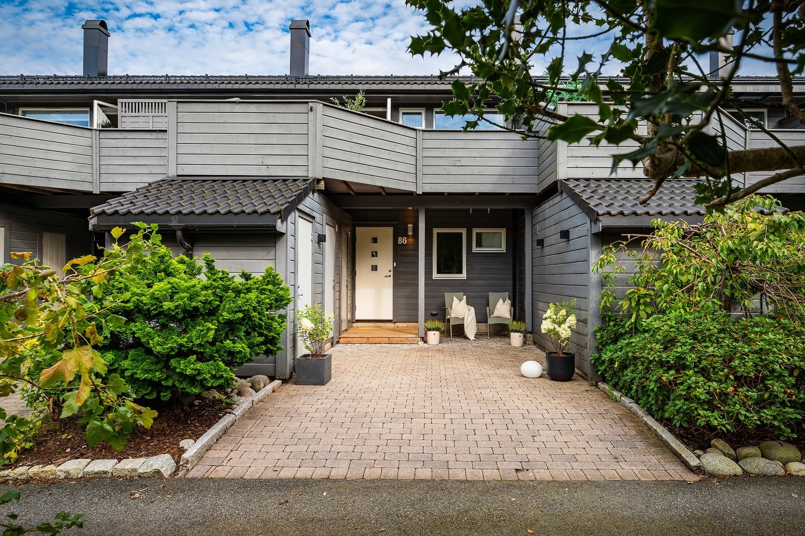 - Inngangspartiet er pent opparbeidet, og gir et flott og representativt førsteinntrykk av boligen - Galleribilde