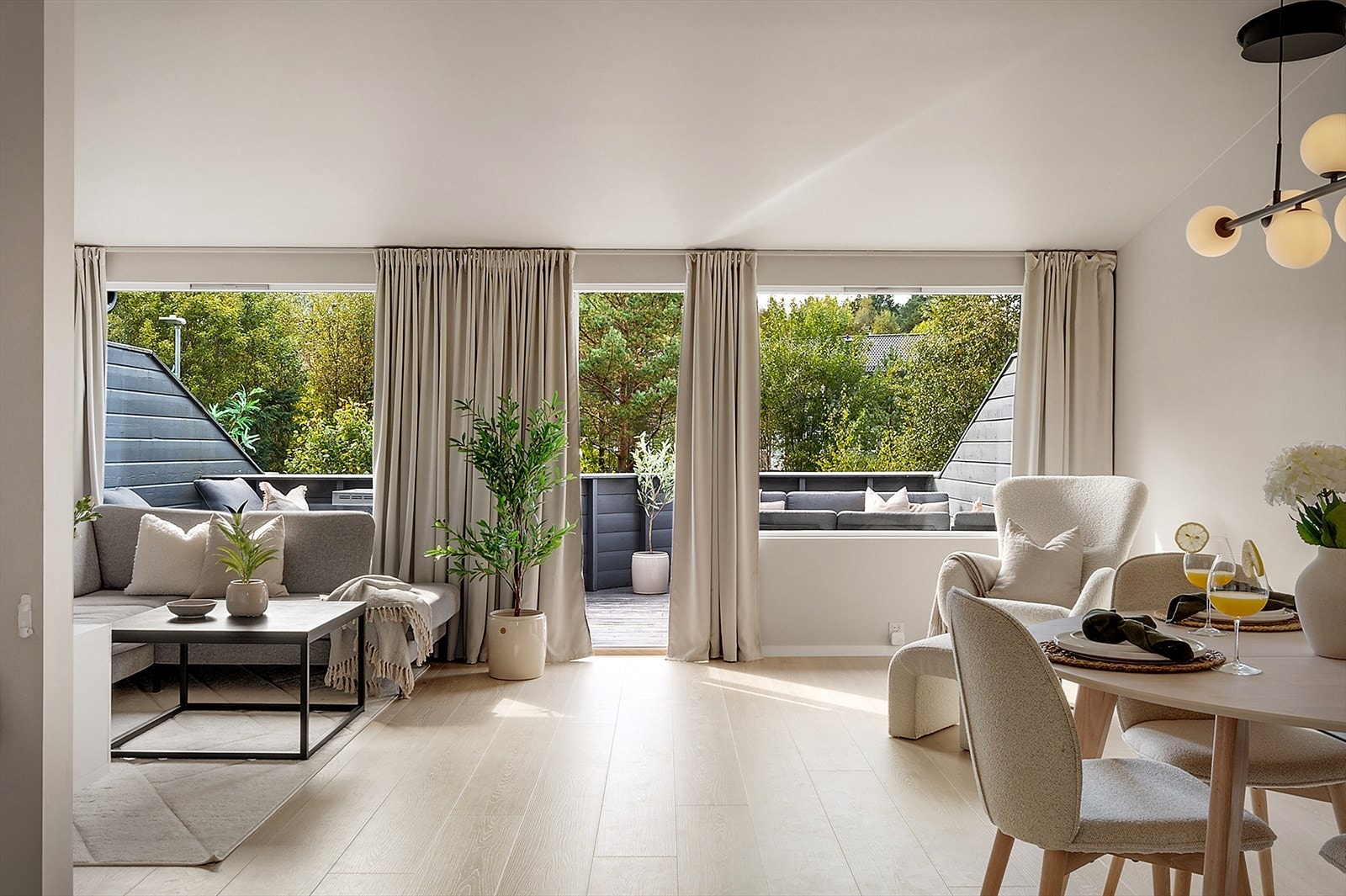 - Hovedetasjen inneholder stue, kjøkken og soverom - Galleribilde