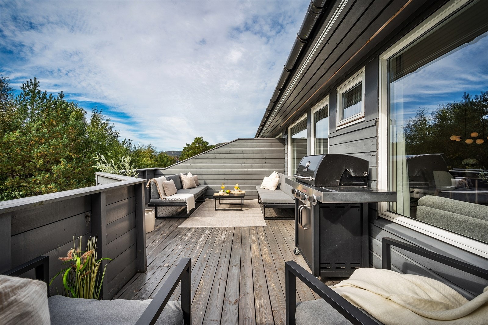 - Uteplassen er romslig med god plass til ønsket utemøblement i ulike soner - Galleribilde