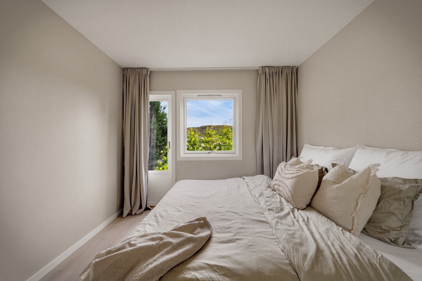 - God plass til dobbeltseng i ønsket størrelse, garderobeløsning og øvrig møblement - Galleribilde