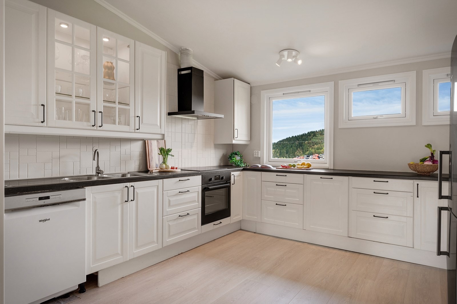 - Klassisk, tidløs innredning med profilerte fronter og benkeplate av laminat - Galleribilde