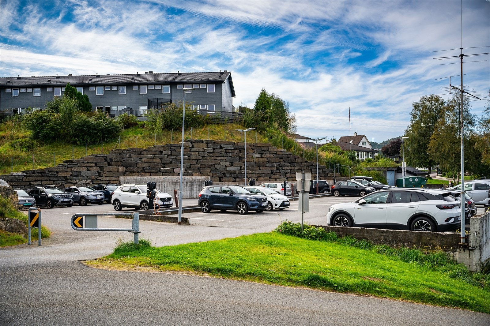 - Parkeringsplass med/uten elbil-lader tildeles etter behov. Styret opplyser om at det pt. er godt med ledige plasser - Galleribilde