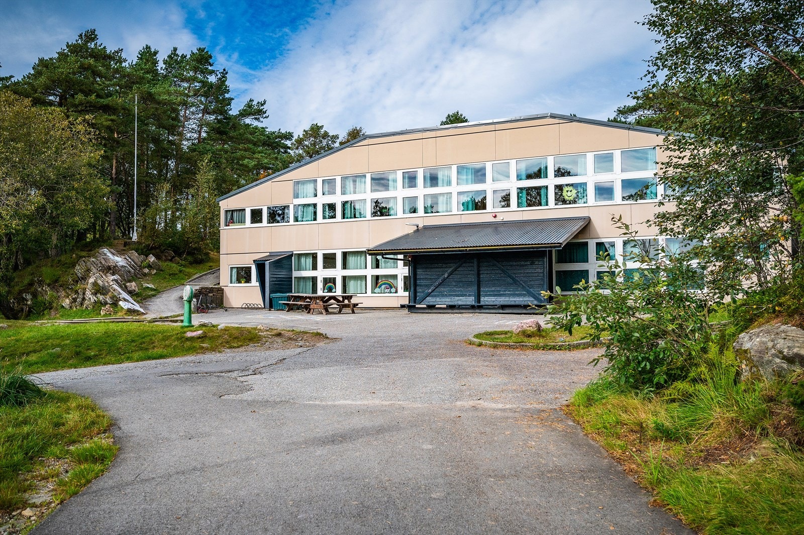 - Fra boligen er det bare 2 minutters gange til Storåsen skole. I tillegg har du kort gangavstand til flere skoler og barnehager i nærområdet - Galleribilde