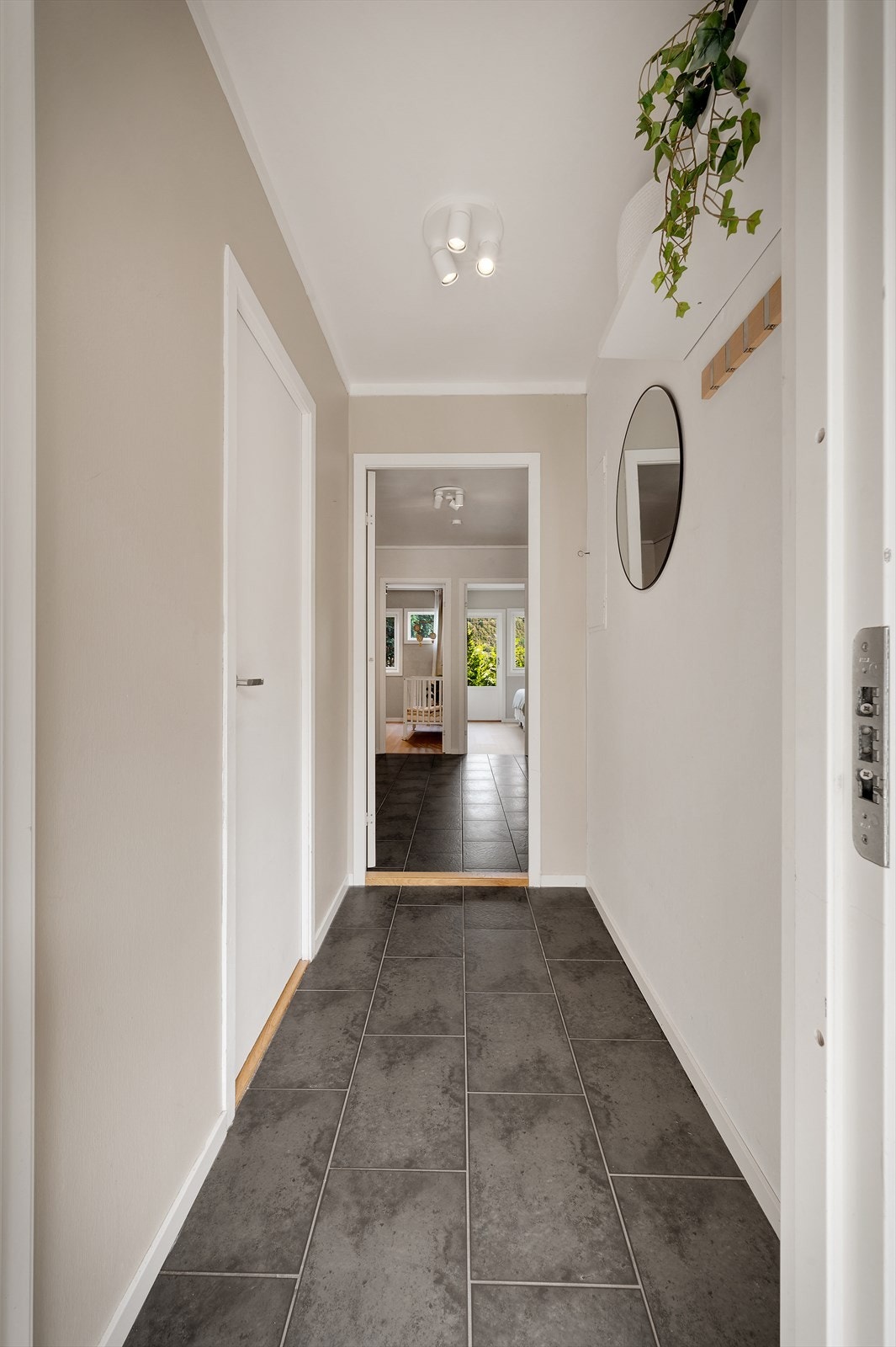 - Entréen er lys og innbydende, og måler 2,6m² - Galleribilde