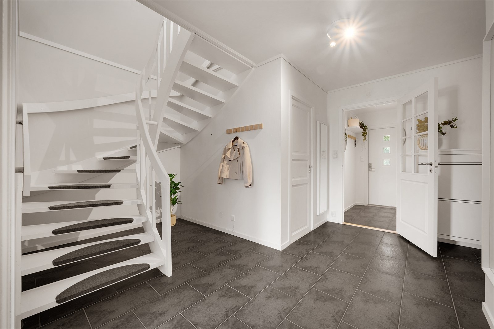 - Praktiske fliser og varme i gulv i gangen. Merk oppbevaringsmuligheter under trapp - Galleribilde